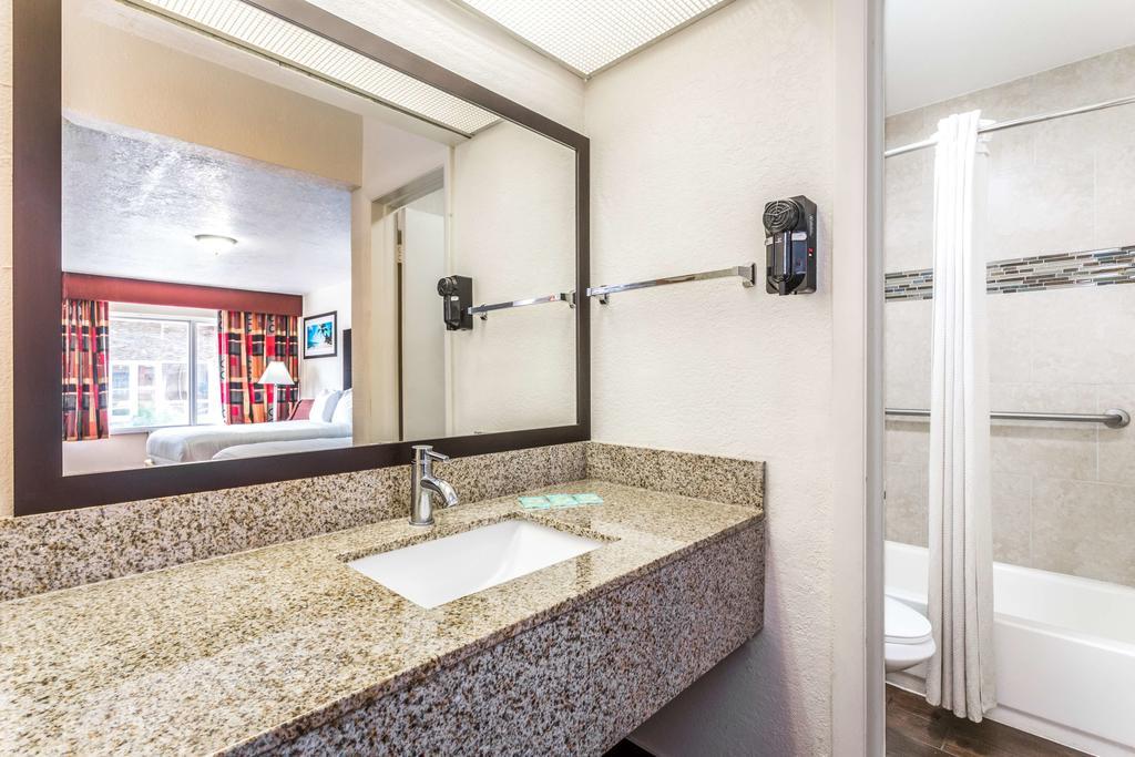 Econo Lodge Inn & Suites Florida City Eksteriør billede